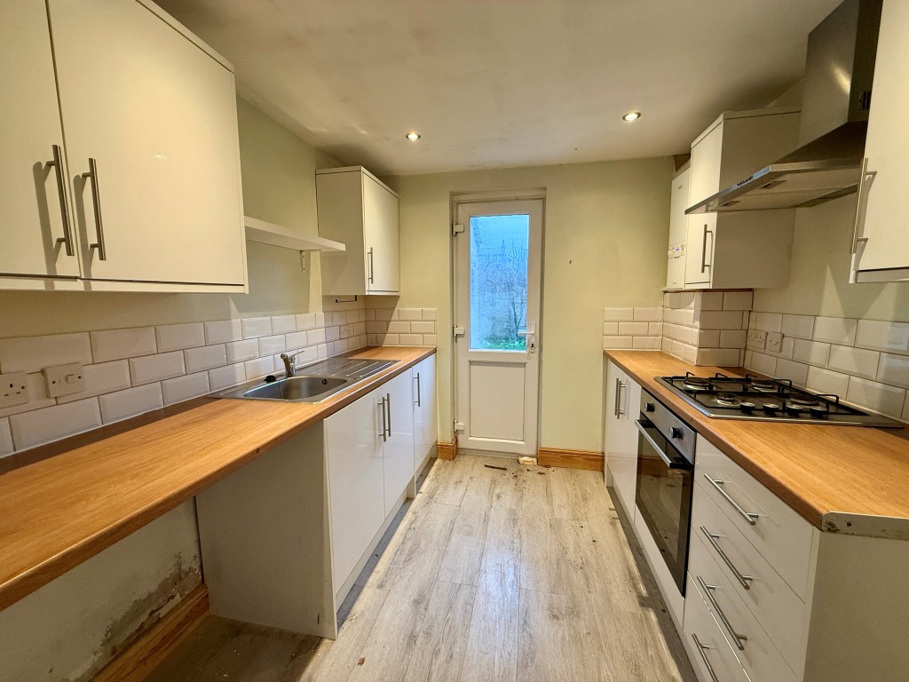 Lot: 139 - END-TERRACE HOUSE IN TOWN CENTRE - Kitchen with access to garden